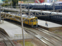 駅に停車中の2000N系
